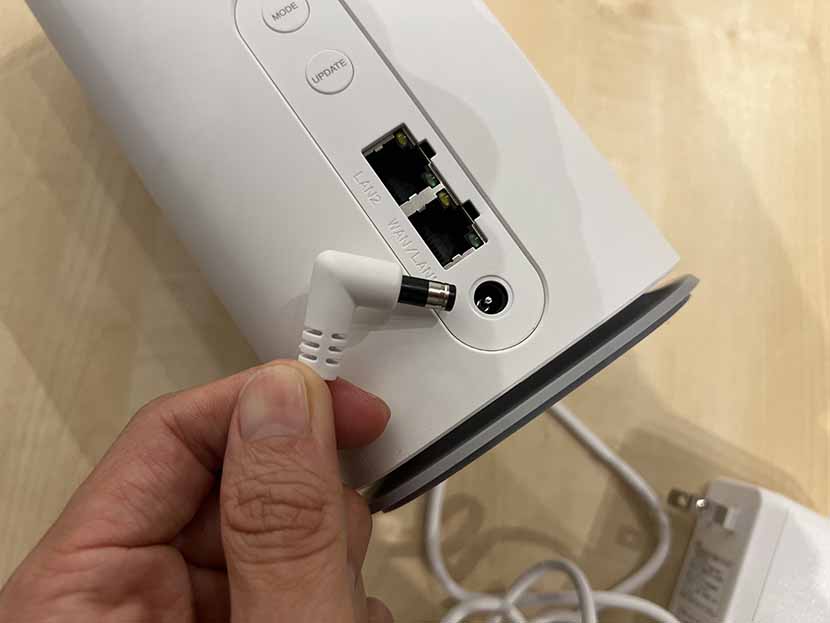 Speed Wi-Fi HOME 5G L13の充電ポートとACアダプタ